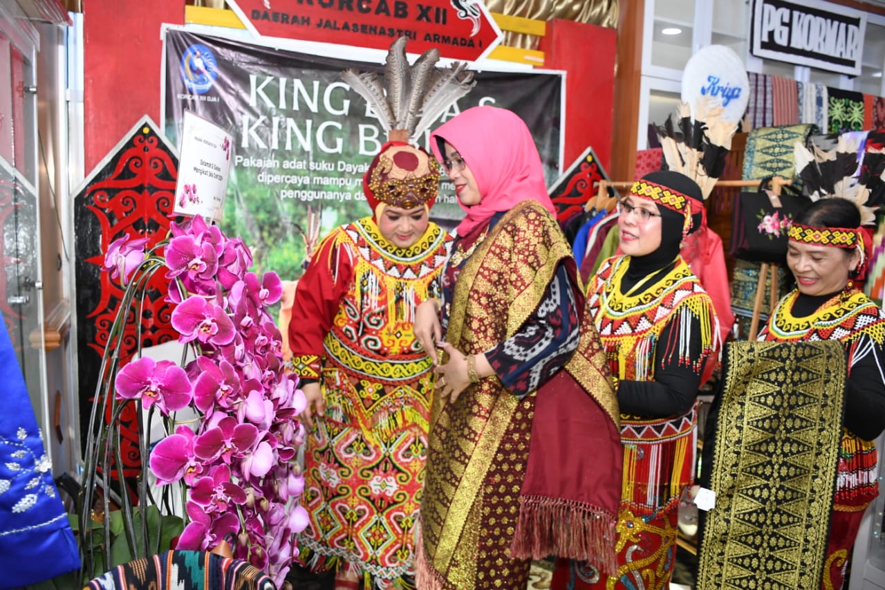 Korcab XII DJA1 Lantamal XII Ramaikan Jala Craft 2024, Pakaian Adat Kalbar King Baba dan King Bibing