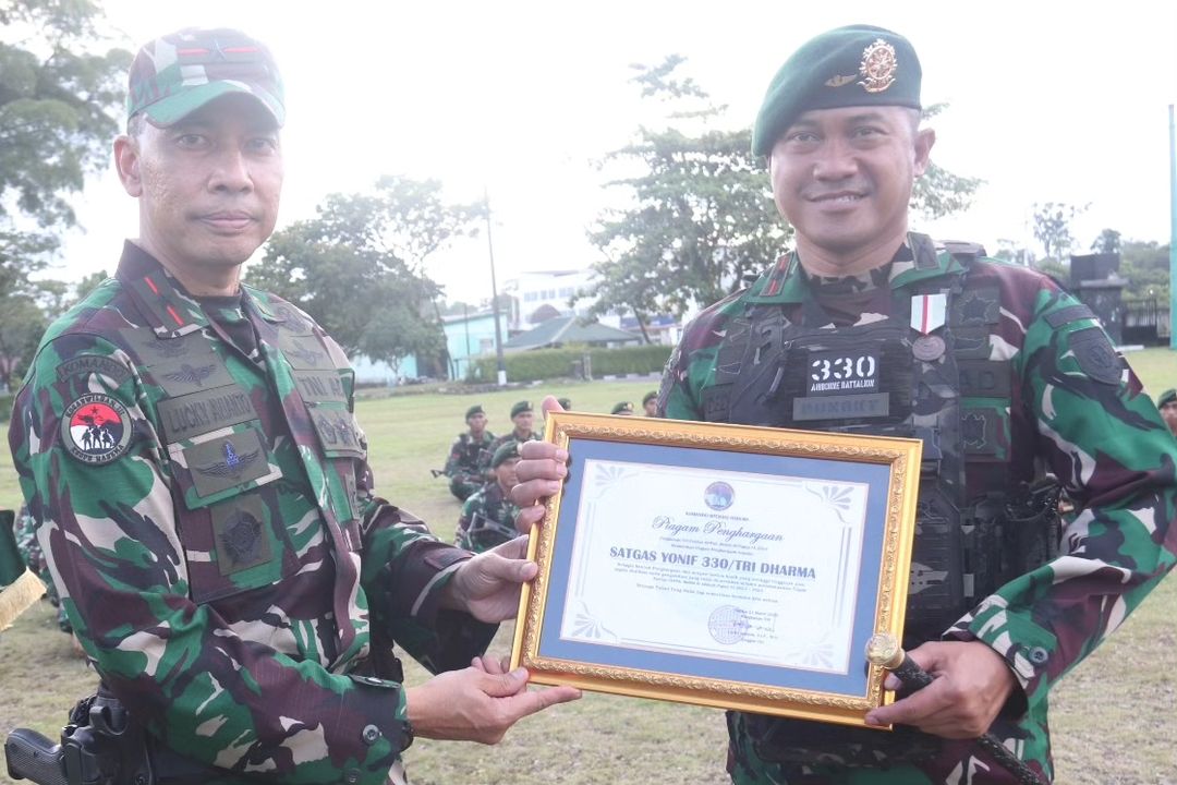 Personel Lengkap dan Torehkan Berbagai Prestasi di Medan Operasi, Satgas Yonif 330 Kostrad Terima Ta