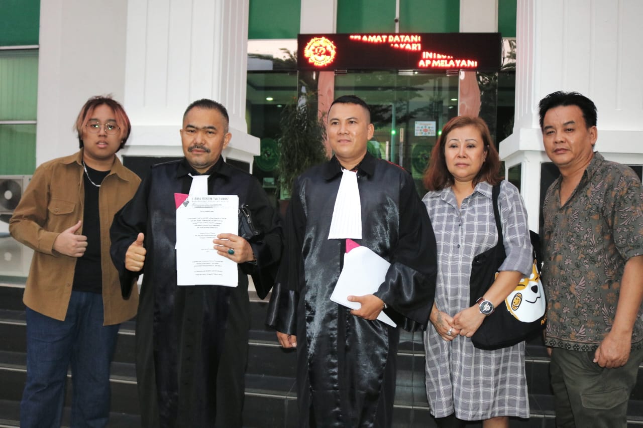 Ibu Lili Di Dampingi Pengacara Kondang Komarudin Simanjuntak SH Di PN Jakarta Barat