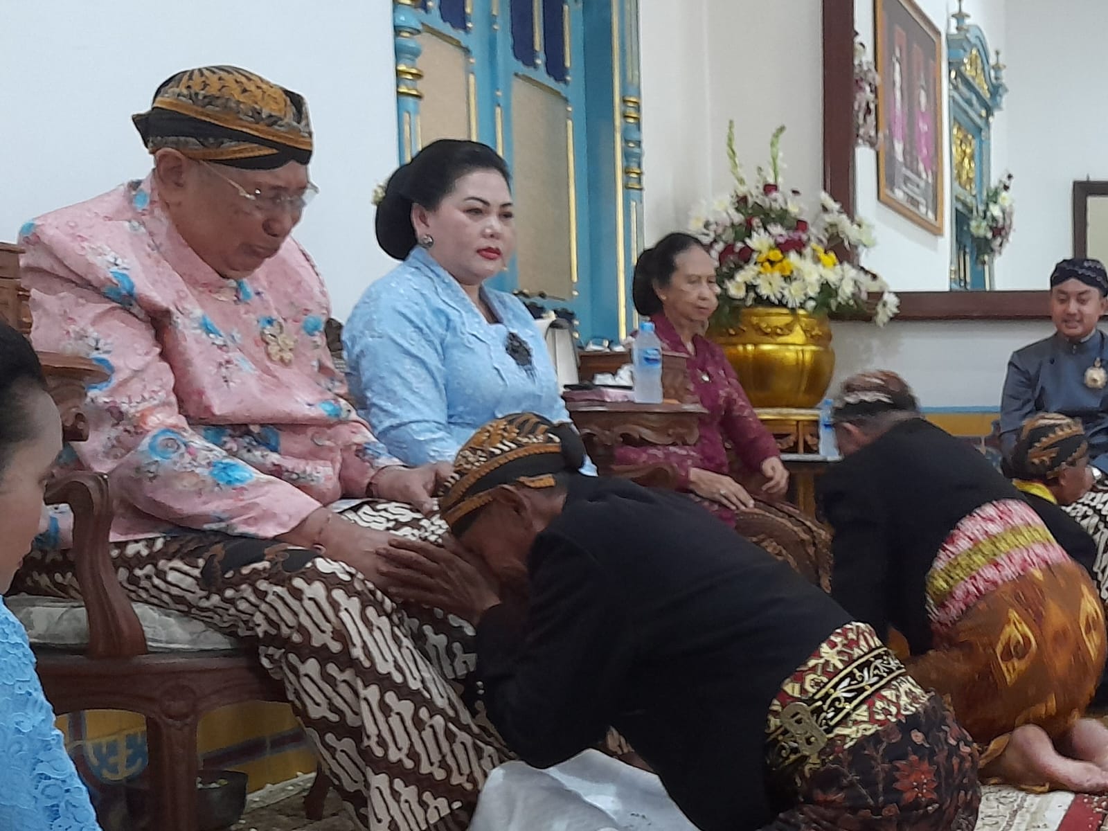 Upacara Sungkeman Pangebekten Keraton Surakarta, Sentana Dalem dan Abdi Dalem Sungkem
