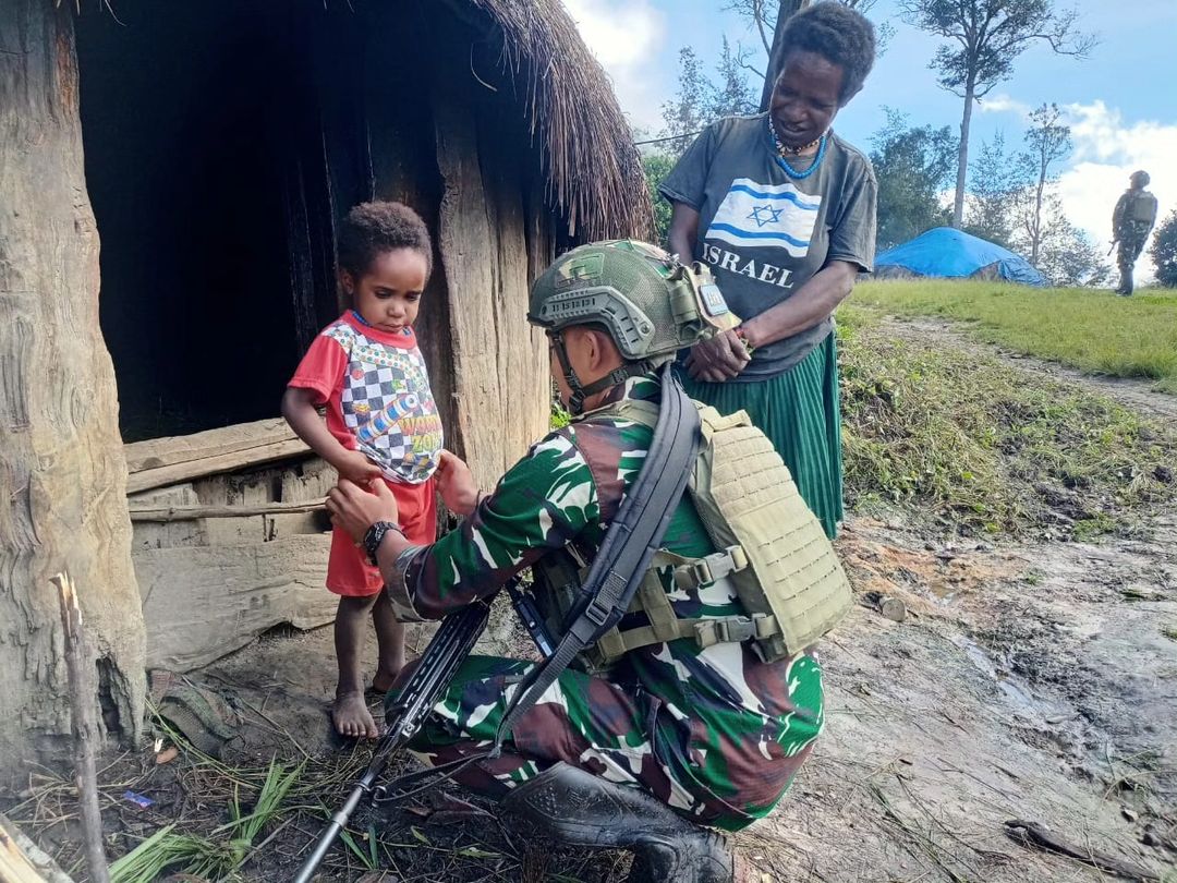 Bantuan Pakaian Untuk Masyarakat Kampung Wuloni, Papua Tengah