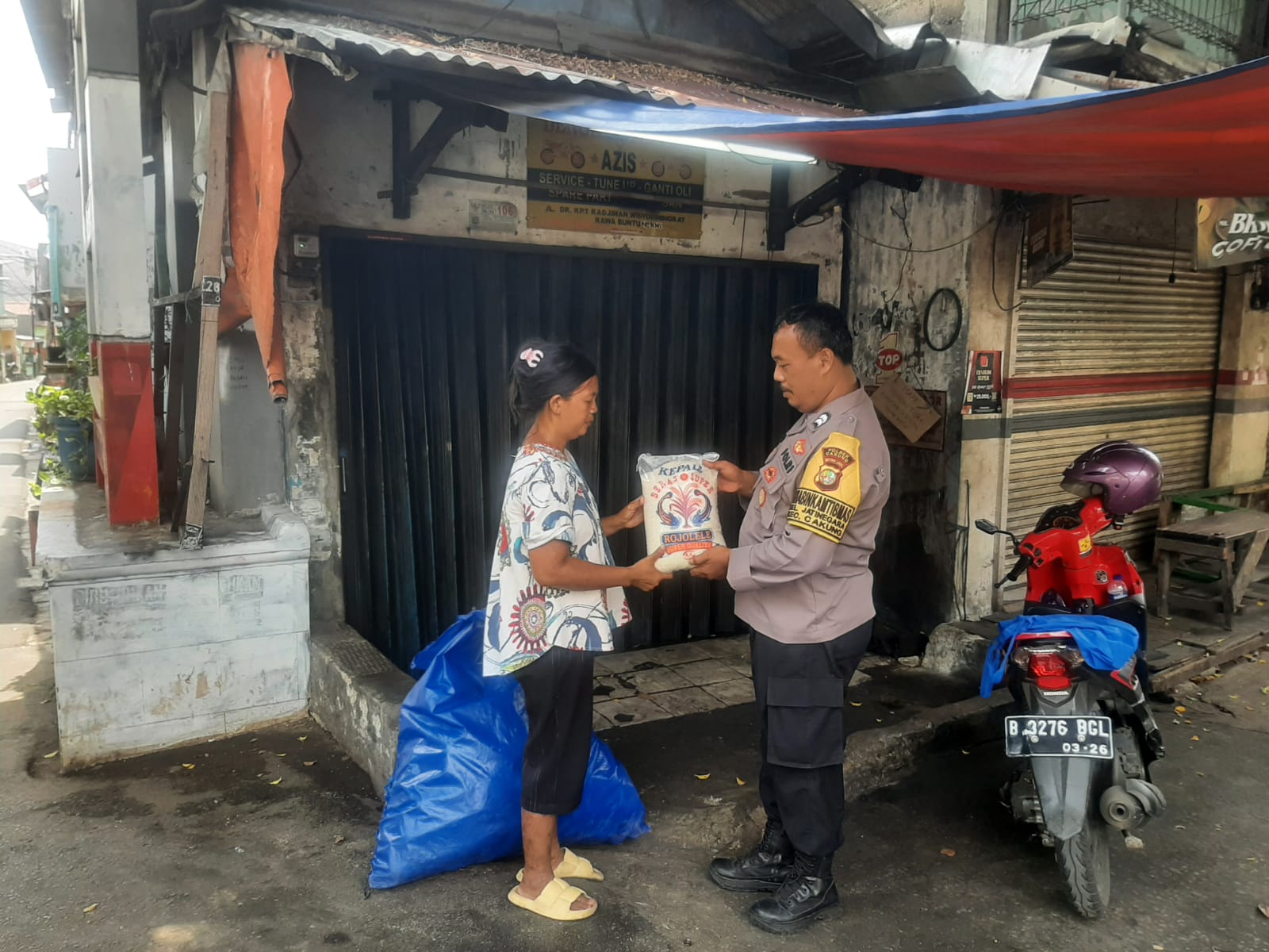 Polisi bagikan beras kepada  pemulung di Cakung  Jakarta - Bhabinkamtibmas Polsek Cakung Polres Metr
