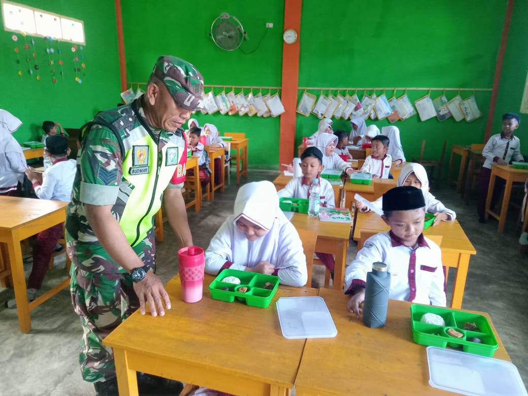 Personil Kodim 0116/Nagan Raya Terus Dukung Program Makan Bergizi Gratis 