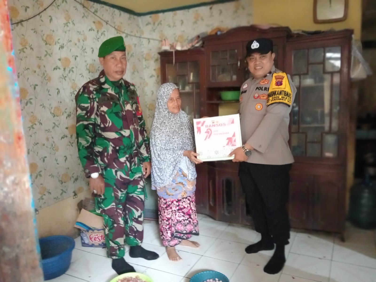 Bhabinkamtibmas dan Babinsa Beri Bantuan Sosial di Wilayah Binaan, Sambut HUT Bhayangkara ke-79