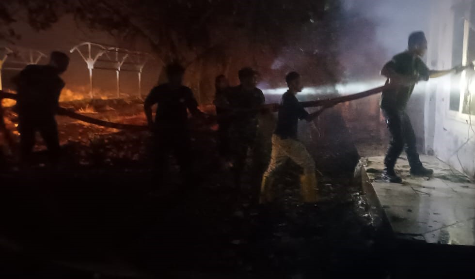 Respons Cepat TNI Jajaran Korem 012/TU Padamkan Kebakaran di Kantor Dishub dan Gunung Samarinda