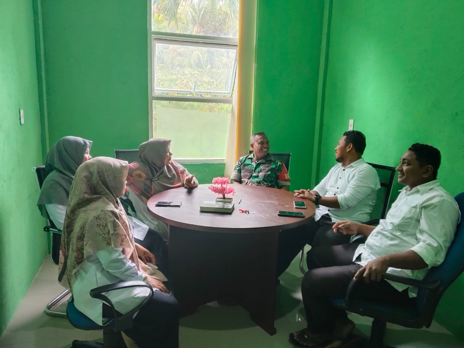 Babinsa Koramil 04/Sawan Bug Anjangsana ke Kantor KUA di Desa Binaan, Perkuat Sinergitas