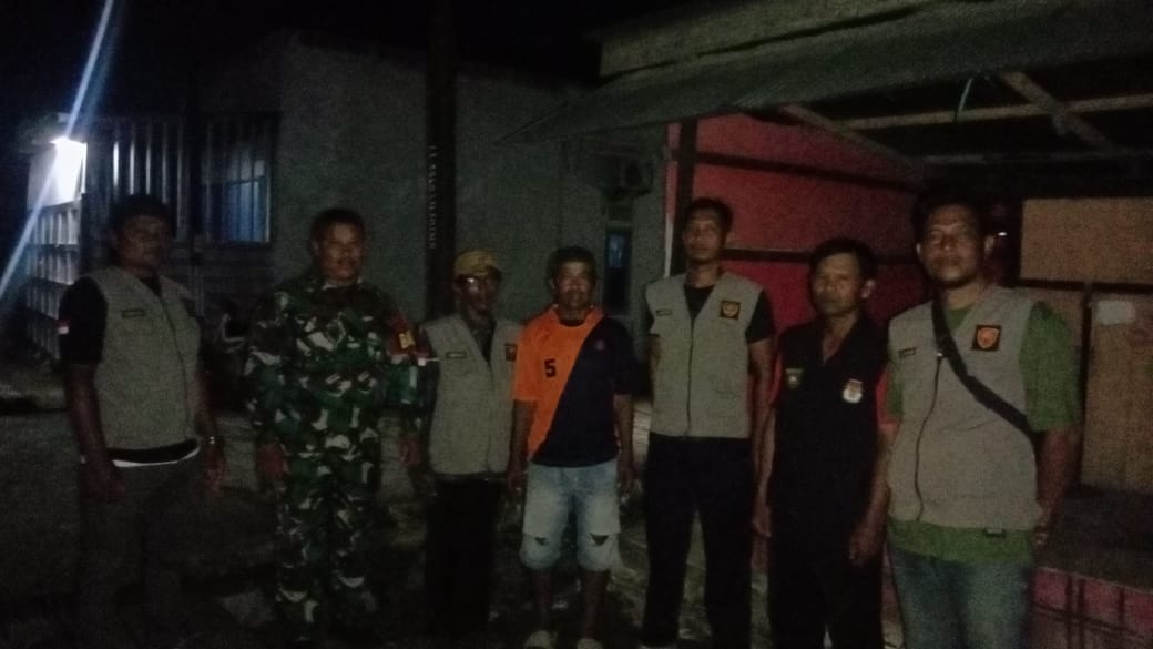 Anggota Babinsa Koramil 0901-05/Samarinda Utara Melaksanakan Siskamling dan Patroli Bersama
