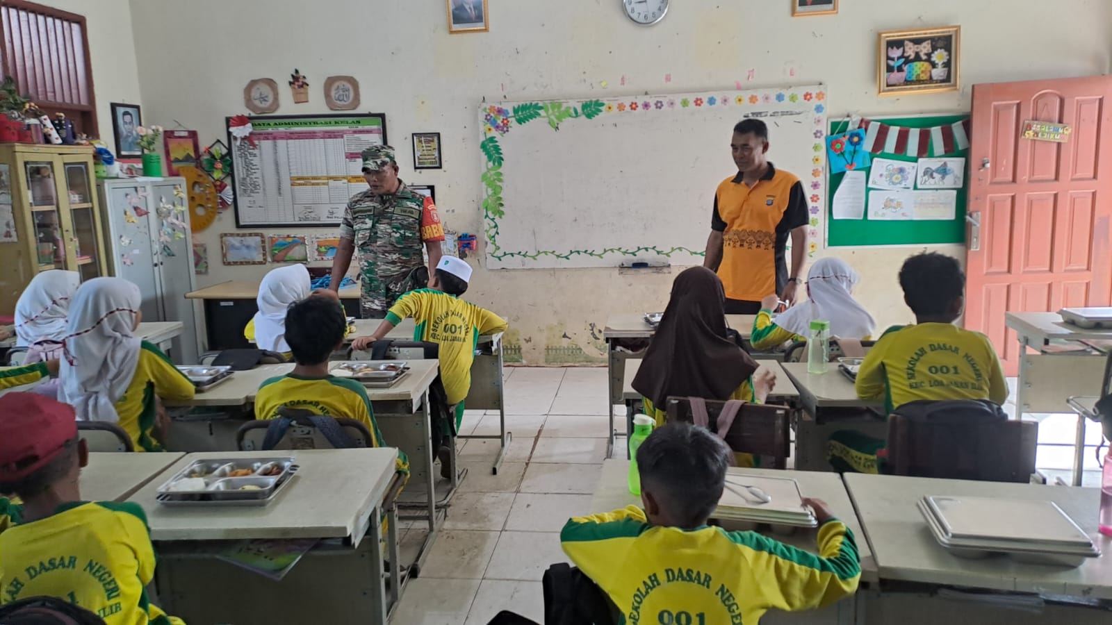 Babinsa Koramil 0901-03/Samarinda Seberang  Melaksanakan Pendampingan Makan Bergizi Gratis Di Kecama