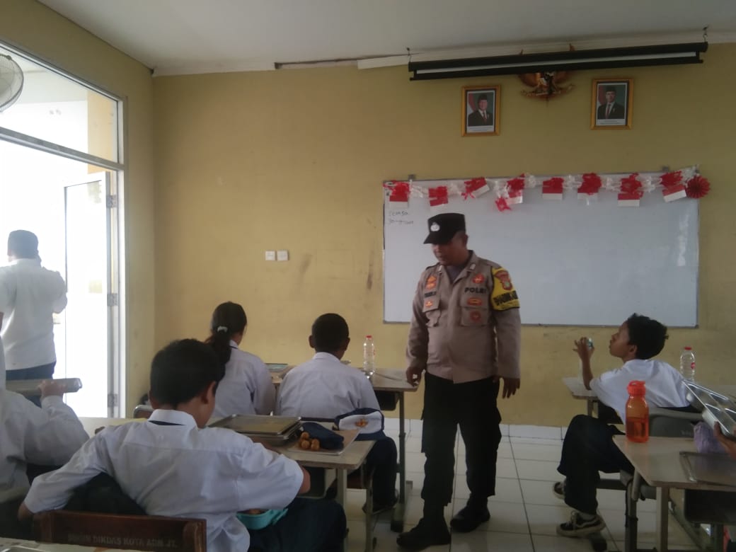 Bhabinkamtibmas Utan Kayu Selatan Pantau Pembagian 2.426 Porsi Makanan Bergizi untuk Pelajar