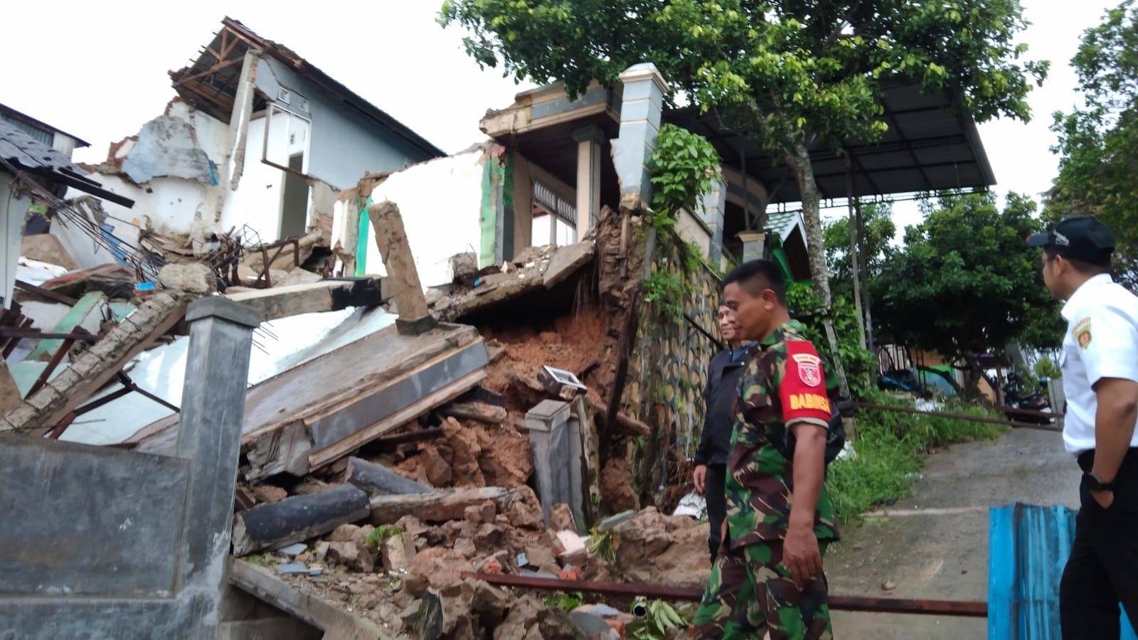 Babinsa Koramil 0901-03/Samarinda Seberang Memantau Rumah Longsor milik Warga
