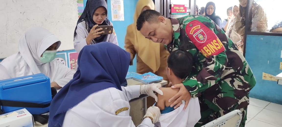 Ada Pak Babin Kami Gak Takut di Suntik Vaksin : Babinsa Koramil 0901-02/SPNG Mendampingin Vaksin DT