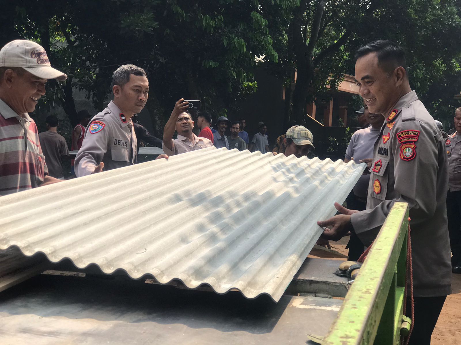 Tak Sekadar Mengamankan, Kapolsek Setu Hadir Menguatkan Warga yang Terdampak Bencana