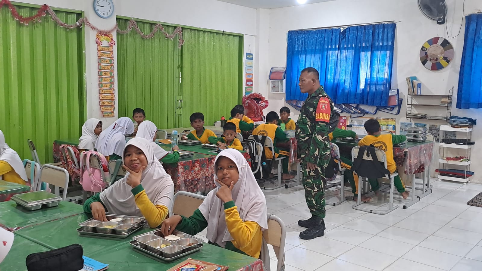 Babinsa Koramil 0901-03/Samarinda Seberang Kawal Penuh Program MBG untuk Generasi S