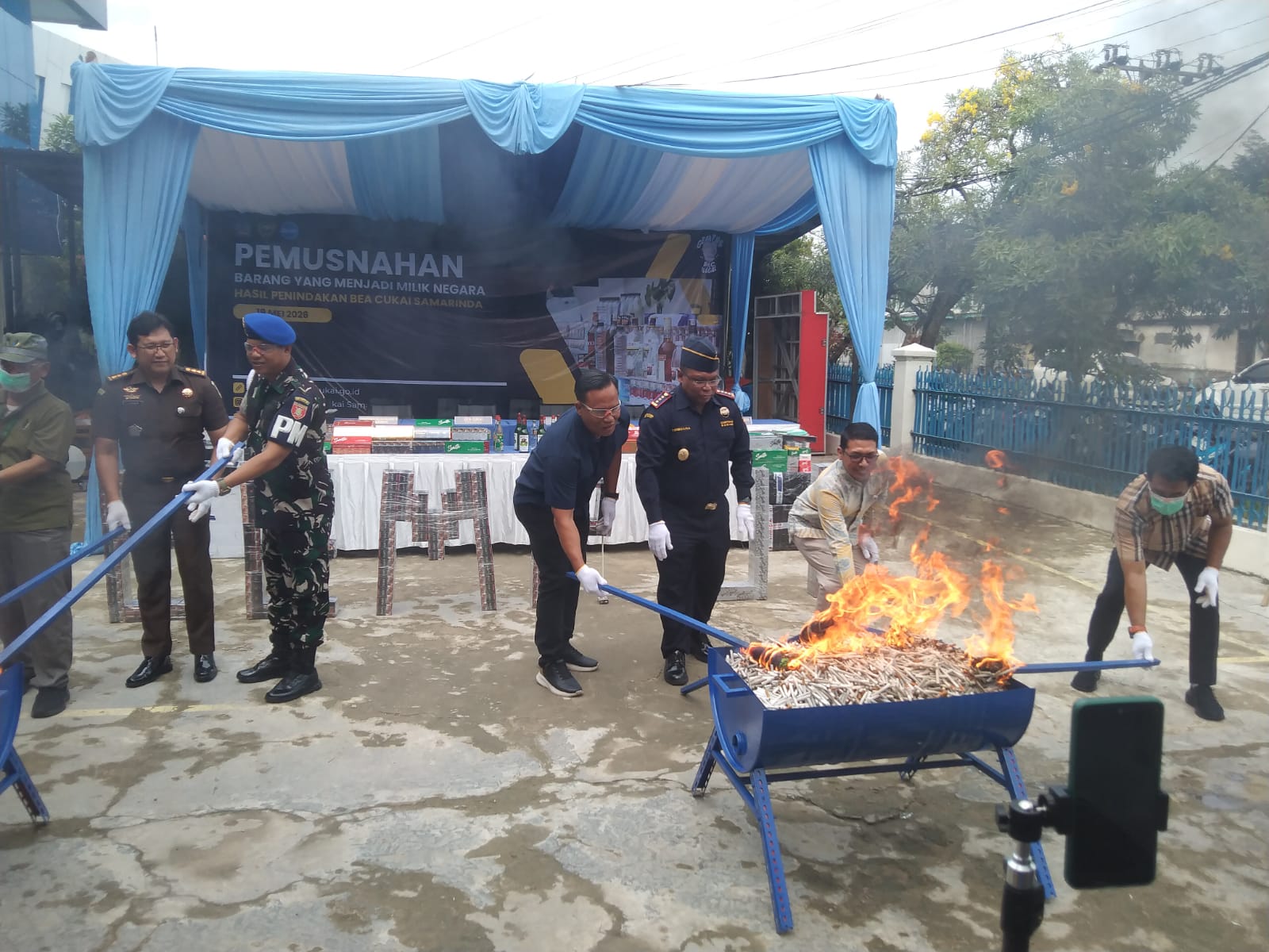 Pasi Intel Kodim 0901/Samarinda Hadiri Pemusnahan Barang Bukti Hasil Penindakan Bea dan Cukai 