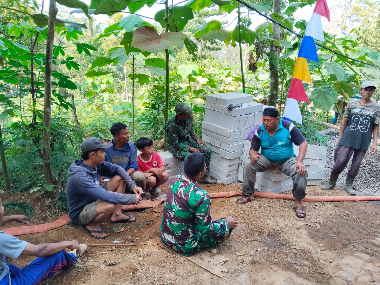 Keakraban Satgas TMMD dan Warga Watuduwur, Istirahat yang Menyatukan Hati