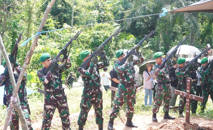 Kodim 0901/Samarinda  Laksanakan Upacara Pemakaman Secara Militer Almarhum Veteran LVRI Ibu Yuli Ros