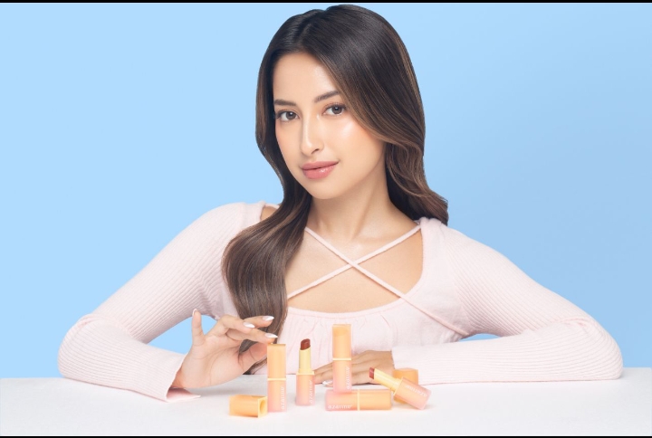 Azarine X Jennifer Coppen Resmi Luncurkan Glowkiss Sunscreen Lip Balm SPF 35 PA+++ : 3 in 1 Lip Balm