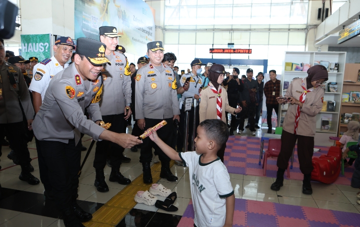 Kapolda Metro Jaya Sapa Anak-anak di Terminal Pulogebang, Bagikan Cokelat di Ruang Ramah Anak