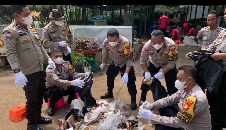 Polres Metro Jaktim Dorong Kepedulian Lingkungan Lewat Edukasi Pengolahan Sampah Bernilai Ekonomis