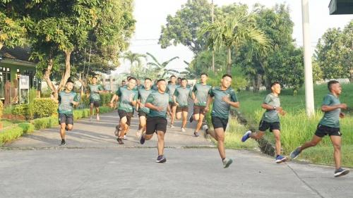 Menjaga Fisik tetap Prima, Prajurit Yonkav 8 Kostrad Lakukan Latihan Fisik Intensif di Asrama