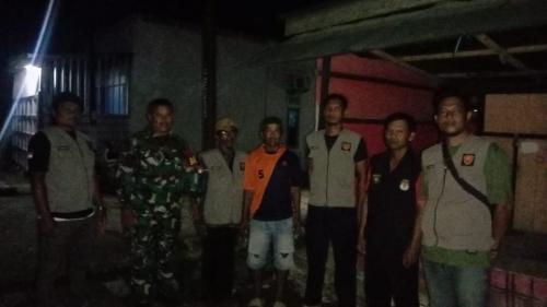 Anggota Babinsa Koramil 0901-05/Samarinda Utara Melaksanakan Siskamling dan Patroli Bersama