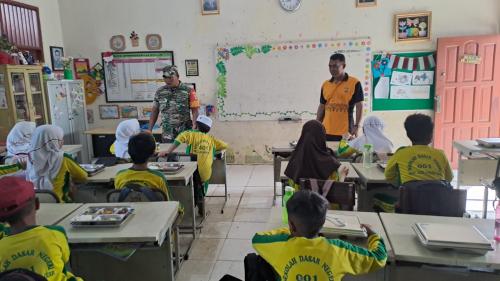 Babinsa Koramil 0901-03/Samarinda Seberang  Melaksanakan Pendampingan Makan Bergizi Gratis Di Kecama