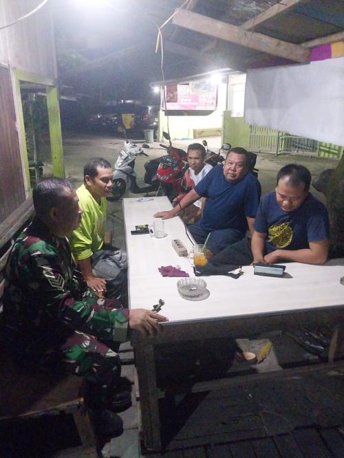 Patroli Siskamling Untuk Jaga Keamanan Lingkungan Babinsa Koramil 0901-03/Samarinda Sebrang  bersama