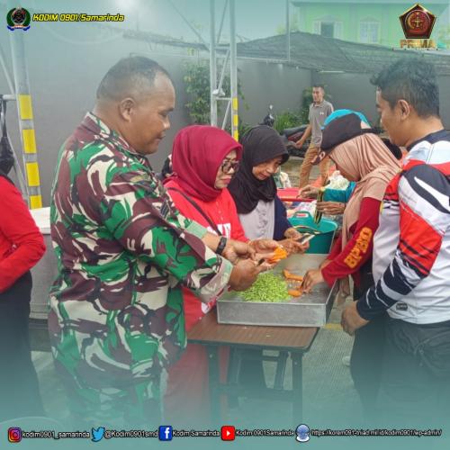 Pasca Kebakaran Rumah, Babinsa Koramil 0901-02/SPNG Bersihkan Puing dan bantu Salurkan bantuan Makan