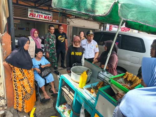 Warga Kurang Mampu di Kelurahan Pelita Dapat Bantuan Sembako dan  Kursi Roda Dari Kelurahan Pelita R