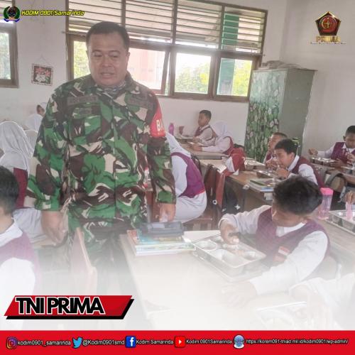 Babinsa Koramil 0901-01/Samarinda Ulu  Kelurahan Gunung Kelua Dampingi Makan Bergizi Gratis 