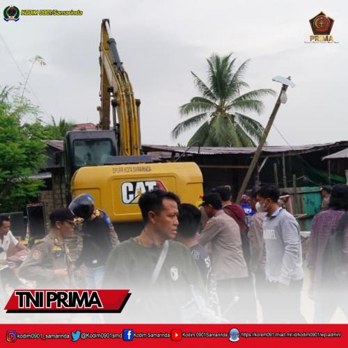 Kodim 0901/Samarinda Kawal Kegiatan Pembongkaran Bangunan di Kawasan PDAM Baqa