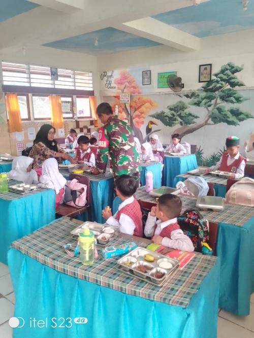 Babinsa Koramil 0901-01/Samarinda Ulu Dampingi Pelaksanaan Program Makan Bergizi Gratis