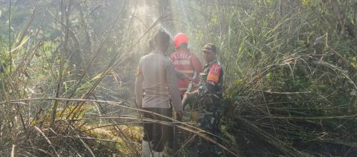 Babinsa Koramil 0901-4/Palaran Bantu Padamkan Kebakaran Lahan Seluas 2,5 Hektare di Simpang Pasir