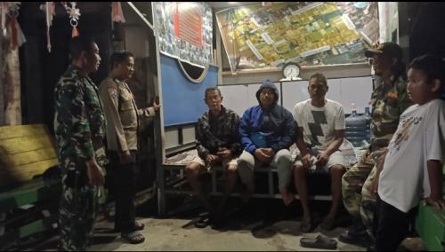 Babinsa Koramil 0901-04/Palaran Tengah melaksanakan patroli rutin pada malam hari 