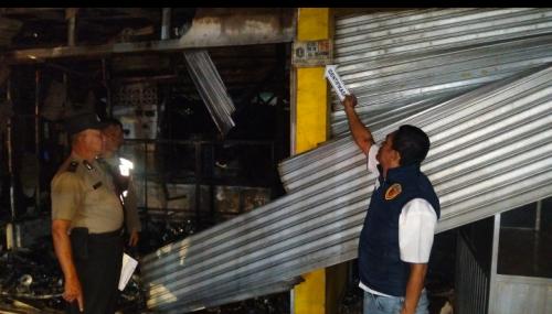 Polisi Sigap Tangani Kebakaran di Pulogebang, Warga Diselamatkan dari Ancaman Api Tengah Malam