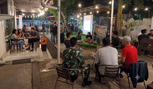 BABINSA KELURAHAN JAWA MONITORING NOBAR KEBANGSAAN PIALA DUNIA 2026 BERSAMA MASYARAKAT