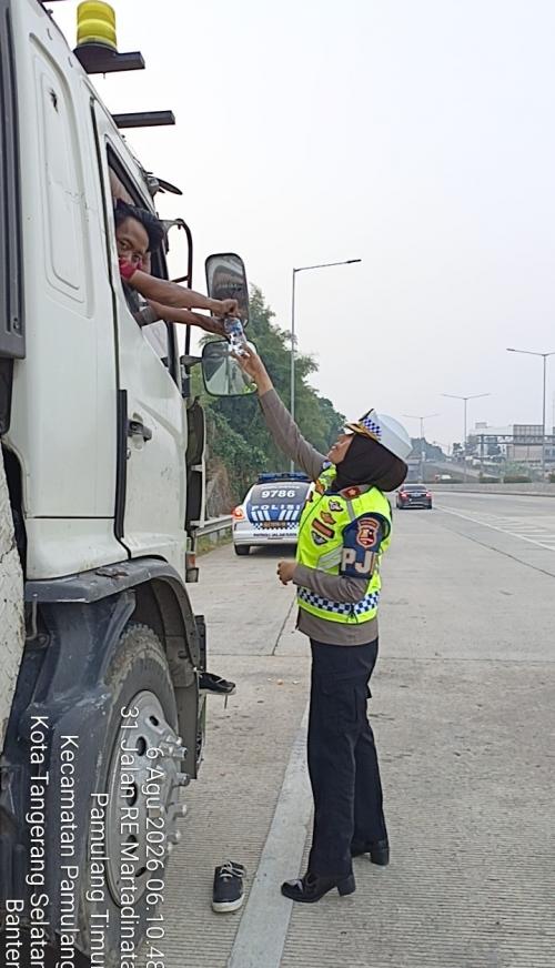 Ka Induk PJR BSD Kompol Darmarwati, SH, MM, MH Memberikan Teguran Terhadap Mobil Truk