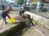 Babinsa Koramil 0901-03/Samarinda Seberang Pimpin Gotong Royong Pembersihan Parit Bersama Warga