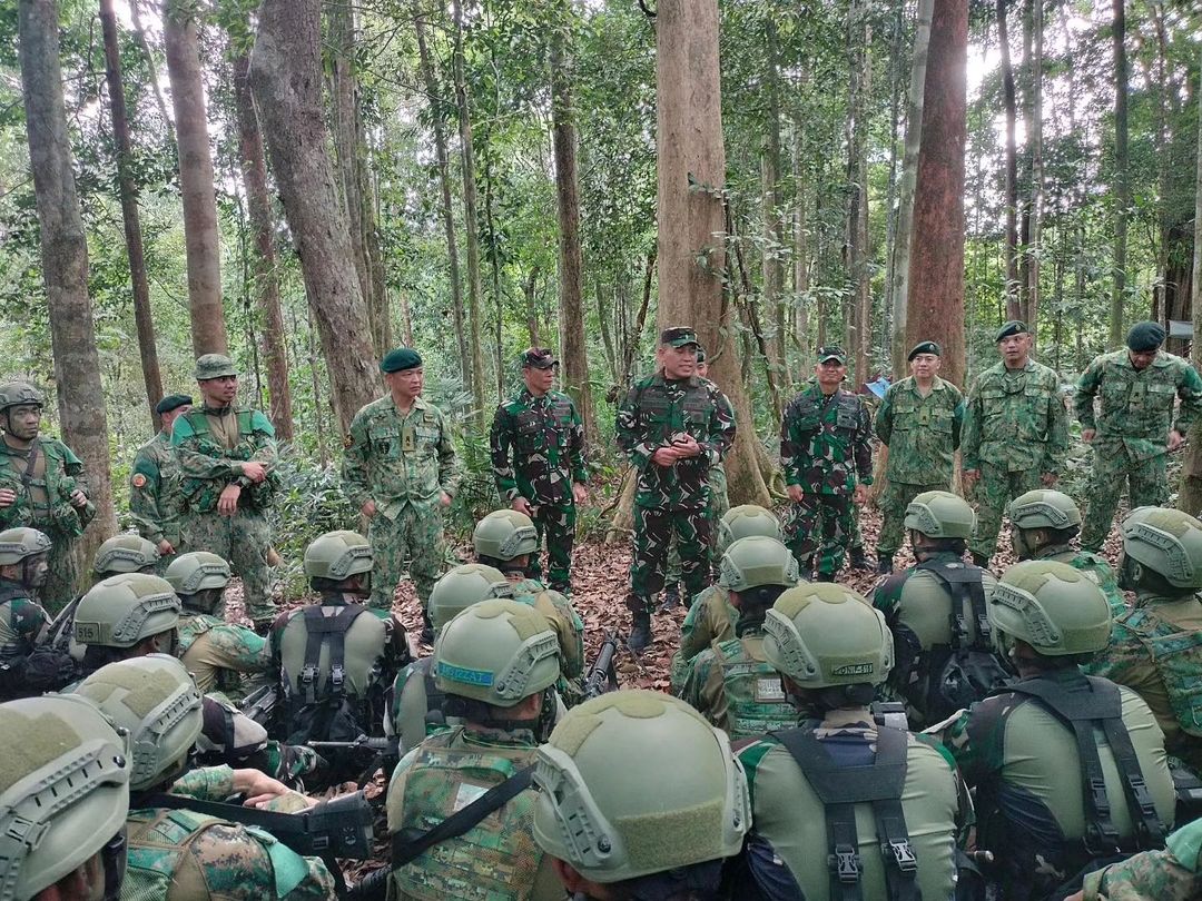 Kasdivif 2 Kostrad Bersama Danbrigif 9 Kostrad Tinjau Prajurit Yonif 515 Kostrad yang Sedang Melaksa