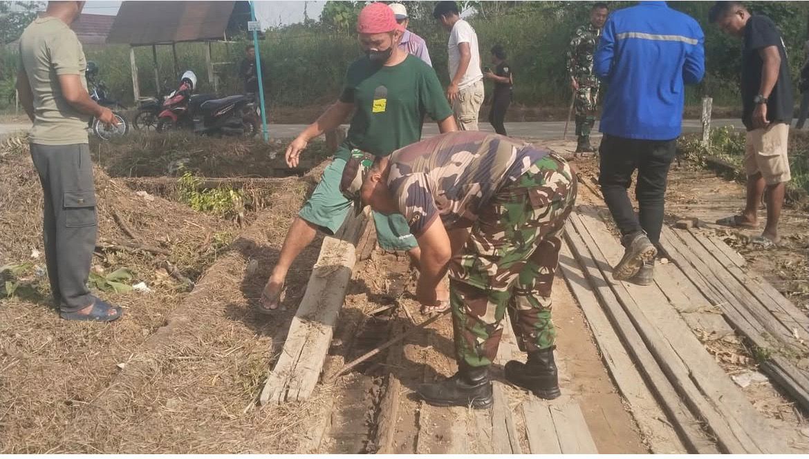 Warga dan Babinsa Gotong Royong Bangun Jembatan Beton Garuda di Sungai Kapih