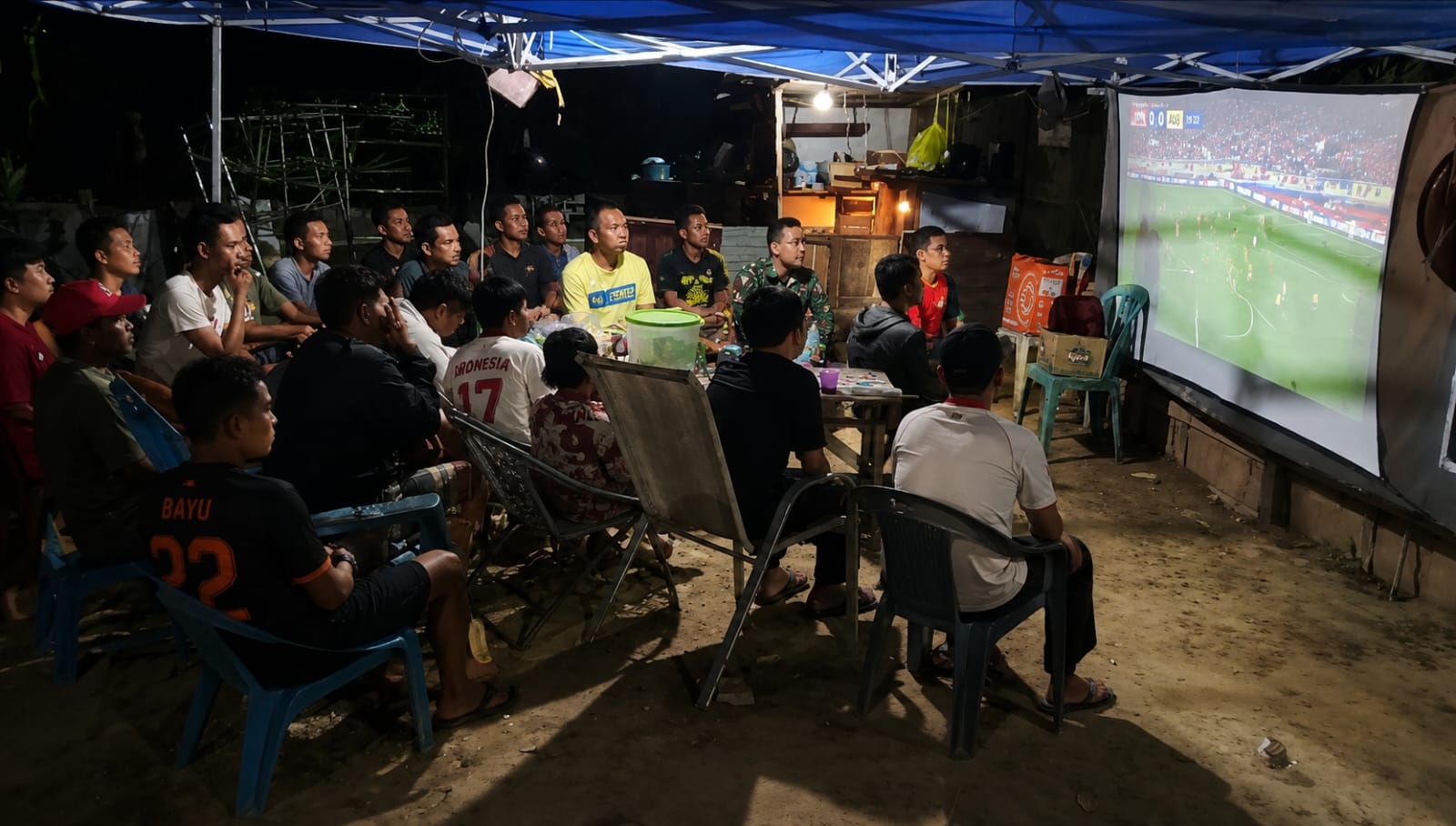 Keharmonisan Babinsa Menonton Bola Bersama Warga, Pererat Kemanunggalan TNI dan Rakyat