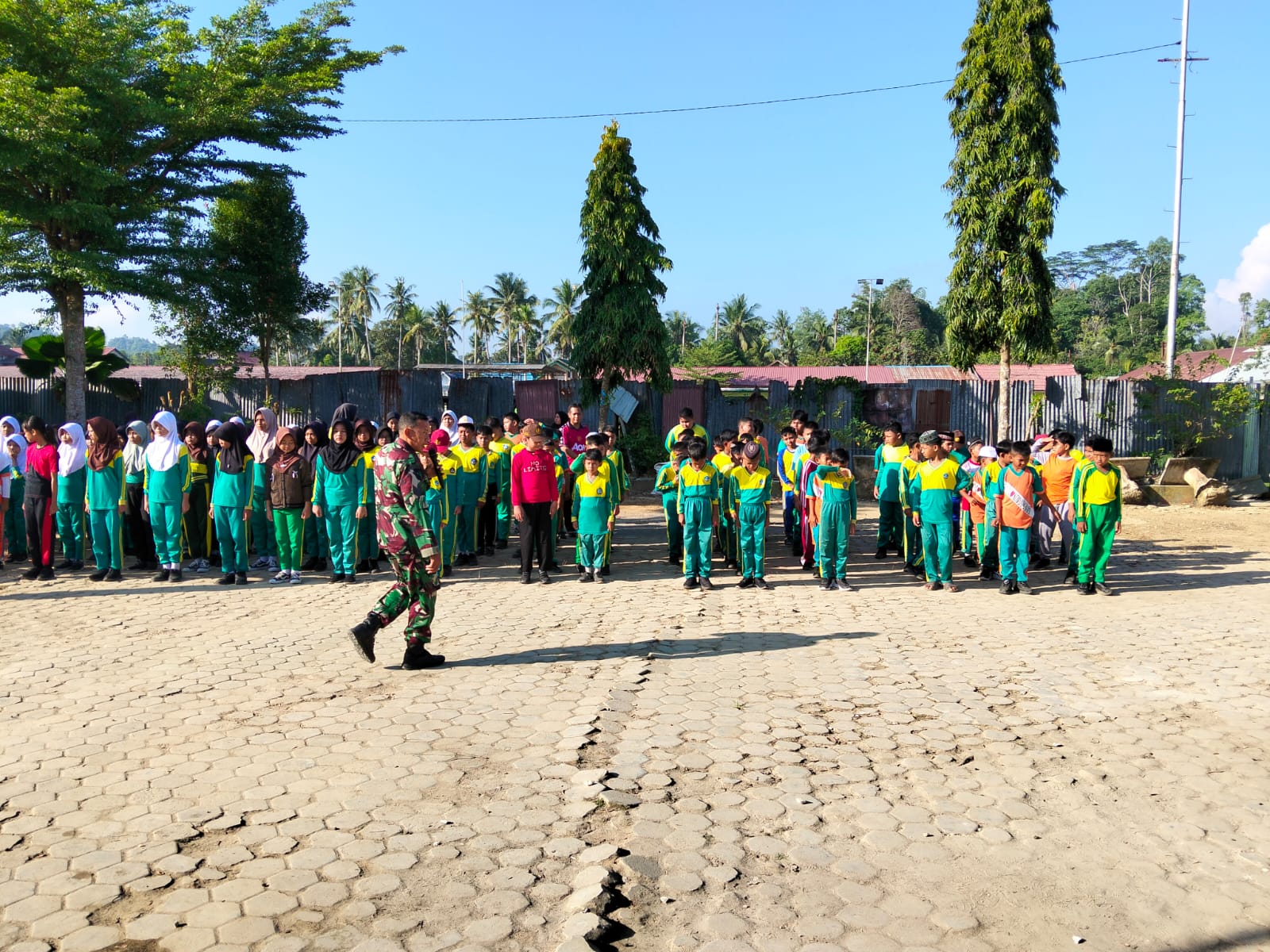Koramil 0901-04/Palaran Tanamkan Disiplin Sejak Dini Melalui Kegiatan MPLS di SDN 003 Palaran