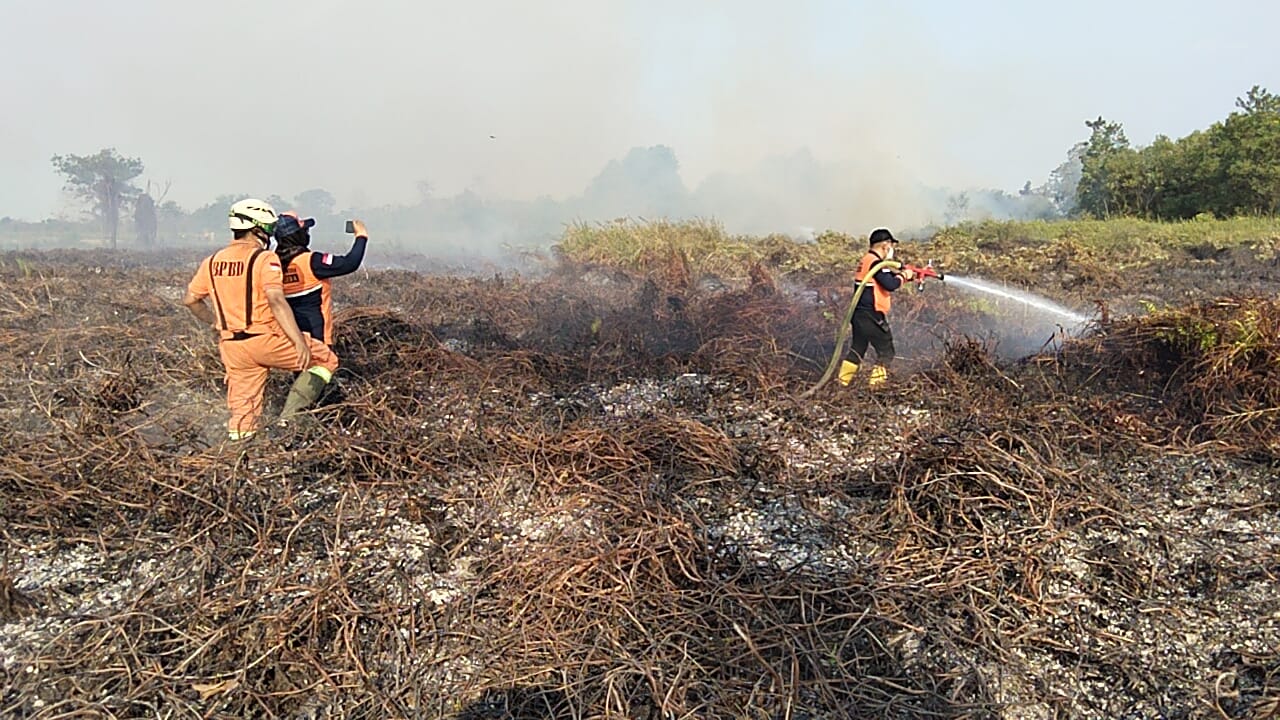 BABINSA SINDANGSARI BERSAMA TIM GABUNGAN SIGAP PADAMKAN KARHUTLA