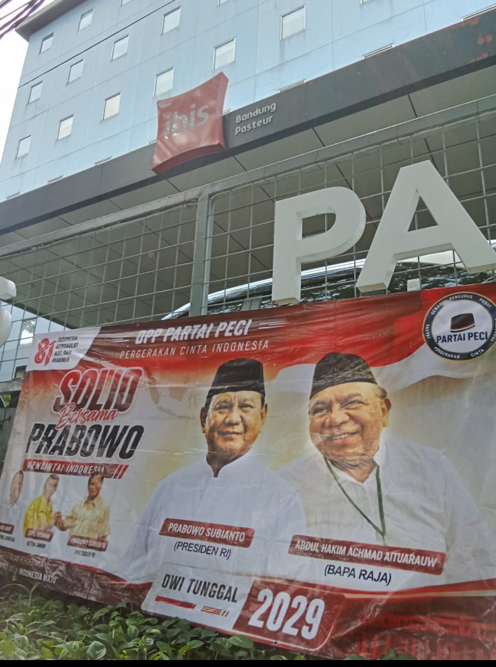Sambut HUT RI, Spanduk Partai Peci dukung Prabowo - AHA Aituarauw Bertebaran di Kota Bandung 
