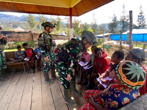 Satgas Yonif 323 Kostrad Ajarkan Anak Papua Membaca dan Menulis di Kabupaten Puncak