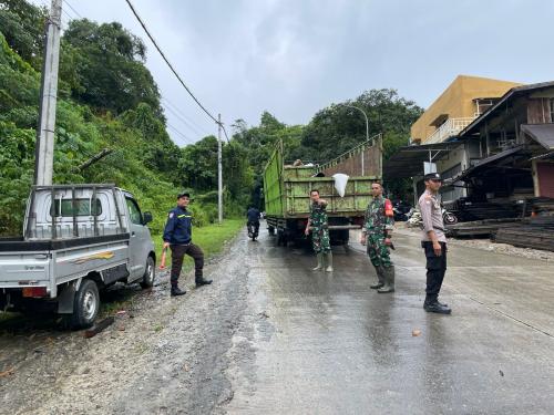 Cegah Kemacetan, Babinsa Koramil 0901-02/SPNG Atur Lalu Lintas Bersama anggota Polres Samarinda