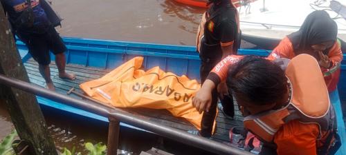 Babinsa Koramil 0901-03/Samarinda Seberang Bantu Evakuasi Jenazah Anak, Korban Tenggelam di Sungai M