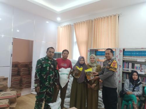 Babinsa Koramil 0901-01/Samarinda Ulu  Dampingi Penyaluran Bantuan Pangan di Kelurahan Loa Buah