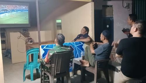 Babinsa Koramil 0901-03/Samarinda Seberang Monitoring Nobar Sepak Bola Gembira Piala Dunia