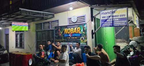 Babinsa Kelurahan Mesjid Hadiri Nobar Gembira Piala Dunia 2026 Bersama Warga